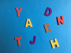 letters op blauwe achtergrond